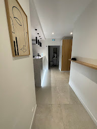 Photo n°5 de Dr Mehdi BENCHEQROUN - Ophtalmologue - Cataracte-Rétine-Laser-Myopie -Paris 11 à Paris (Chirurgien utilisant la technique du Lasik)