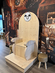 Photo n°10 de VIKING HOUSE 🎯 Lancer de Haches sur cibles INTERACTIVES 🪓 Grenoble Centre Ville à Grenoble (Bar à tapas)