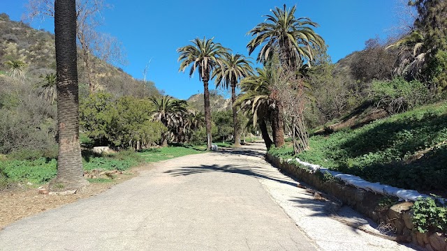 Runyon Canyon Park Entrance - Fuller Avenue