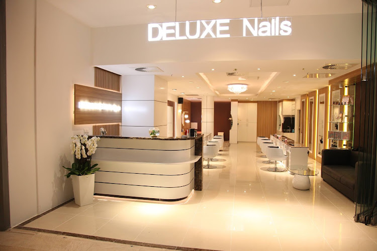 DELUXE Nails