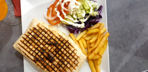 Photo 4 - Fast And grill