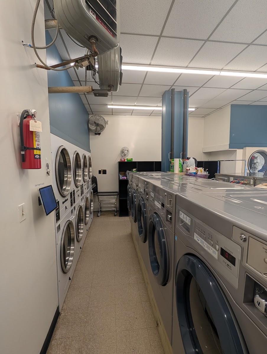 Bird Bath Laundry Center facility with washing machines in Manchester