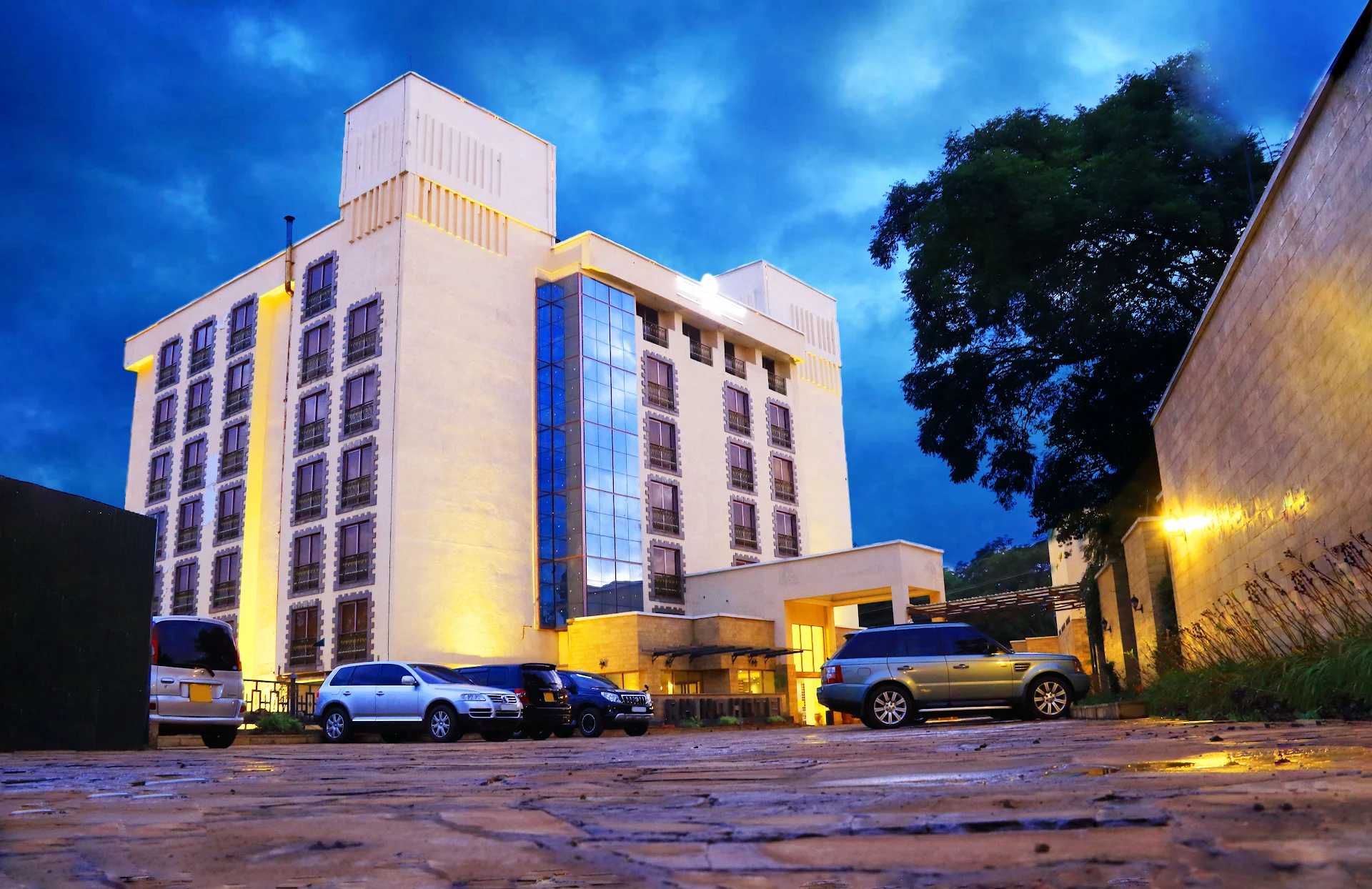 THE WHITE RHINO HOTEL