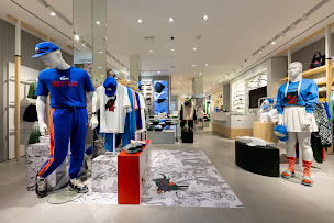 Photo n°24 de Lacoste Aix-en-Provence à Aix-en-Provence (Magasin de vêtements pour femmes)