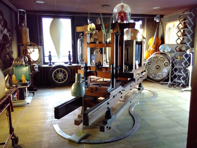 DESIGNPANOPTIKUM - surreales museum für industrielle objekte