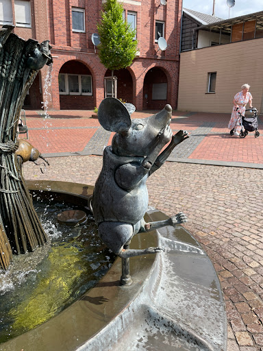 Brunnen "Tanzende Mäuse" - Thumbnail