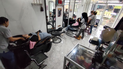 Ela Salon