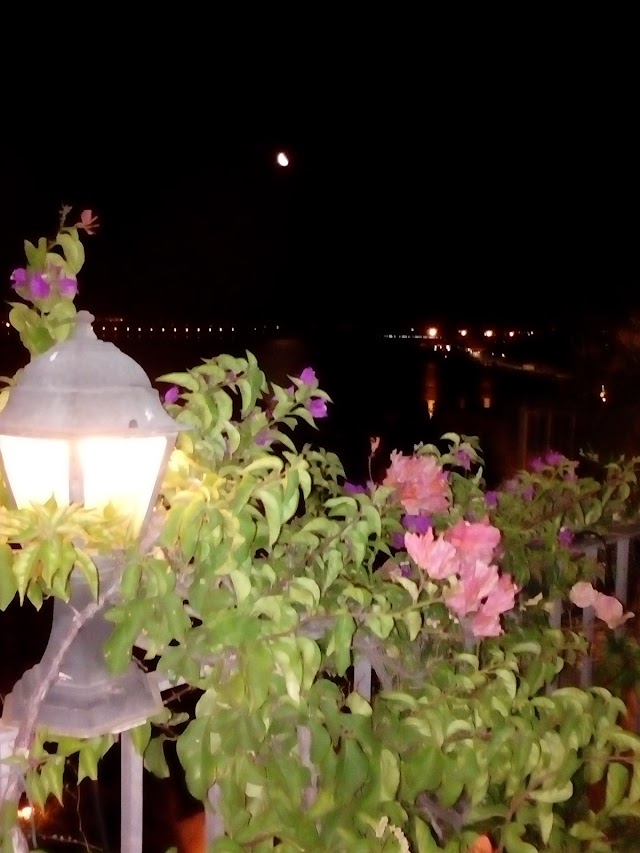 Cchiù mange e cchiù iesse pacce