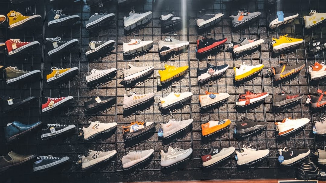 Shoe 2025 rack showroom