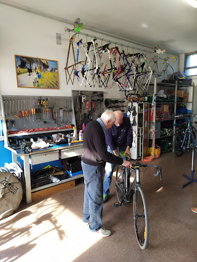 Daniele Landoni riparazione biciclette