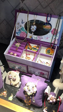 Gold Emotion by null