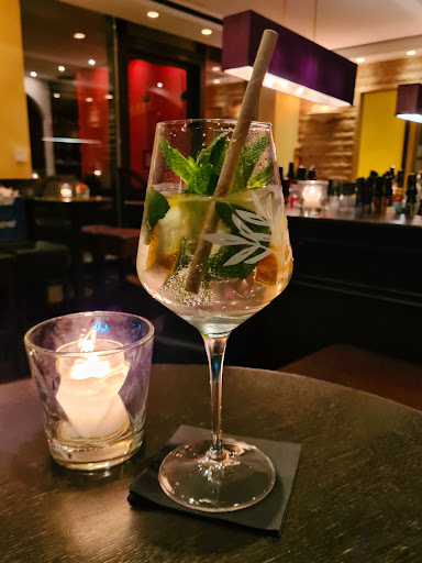 Maxi's Bar - Visual