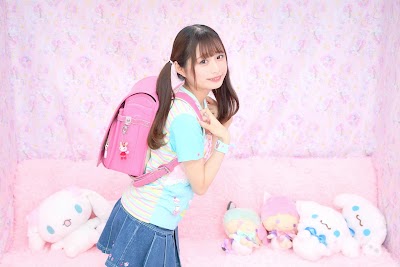 #大人なのに女児服着てるカフェ