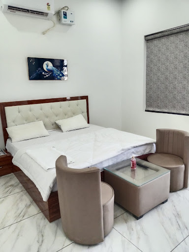 Get OYO personal couples Rooms in very low price and Fully safe and secure in Narnaund city. post image