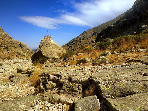 Roca con oratorio