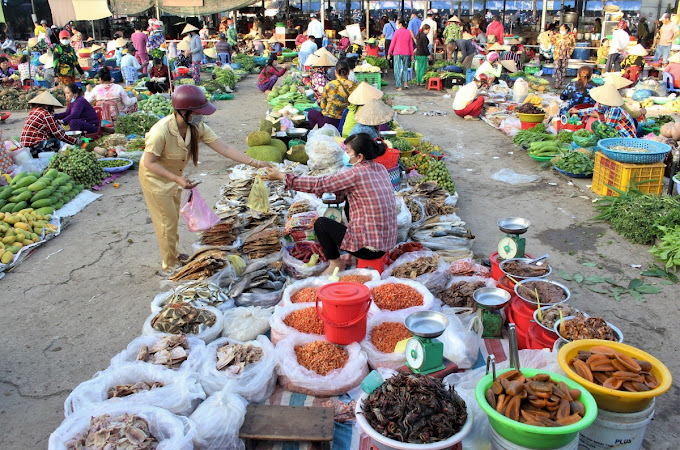 Chợ Nguyễn Huy Tưởng