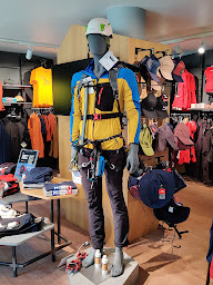 Photo n°7 de Magasin Concept Millet(test snowboard Burton,Lib-tech-Amplid) - Alpe d'Huez à Huez (Magasin de vêtements de sport)