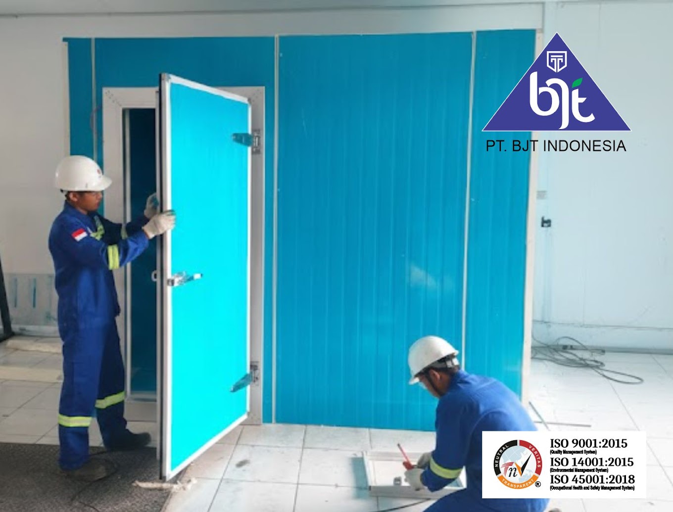 Teknisi BJT sedang melakukan pengecekan panel mesin pendingin di lokasi pelanggan