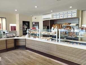 Photo n°3 de Boulangerie-Patisserie Pat and Co à Magalas (Sandwicherie)