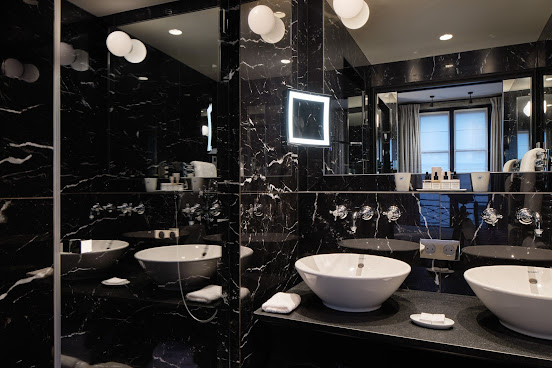 Le Pavillon de la Reine by null