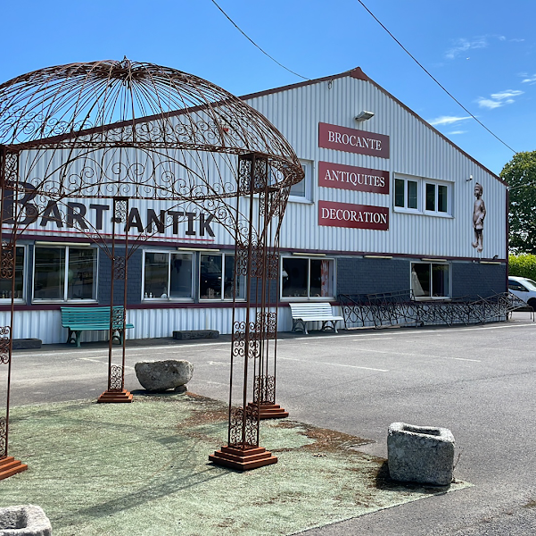 Brocante Bart Antik . photo