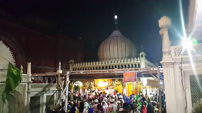 Dargah Hazrat Nizamuddin Aulia by null