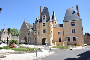 Photo n°2 de Mairie d'Aubigny-sur-Nère à Aubigny-sur-Nère (Hôtel de ville)