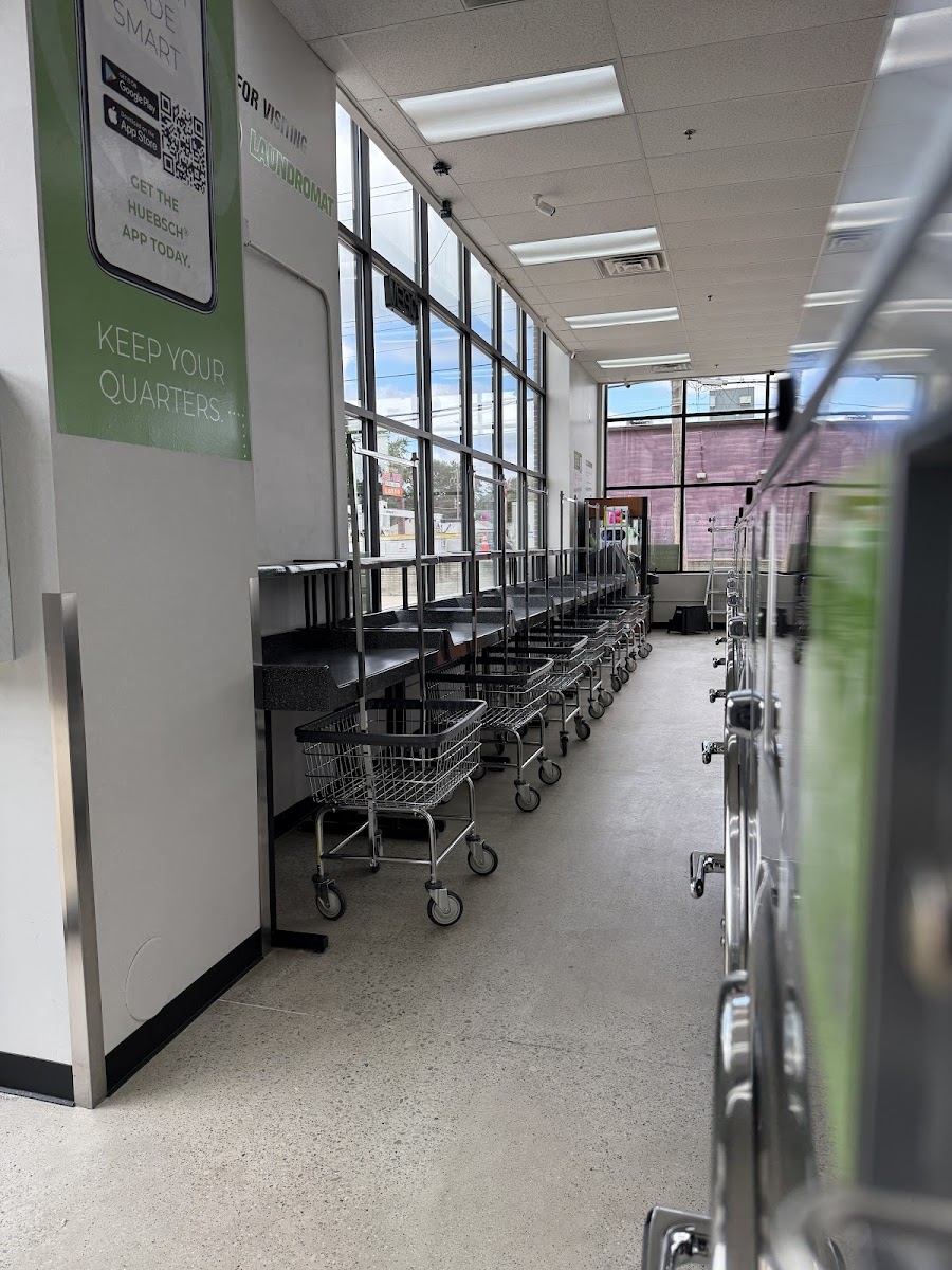 Universal Laundromat of Warren 9 storefront and entrance in Warren