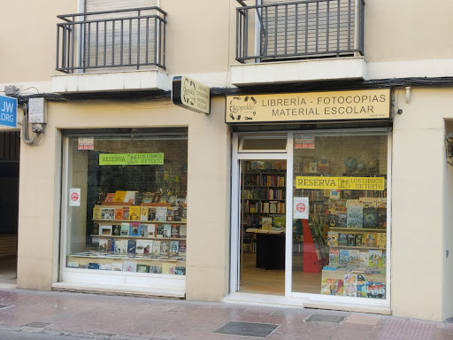 Librería Leopoldo, N.º 31 de Ramón y Cajal, León, 24002 (Frente a la muralla)