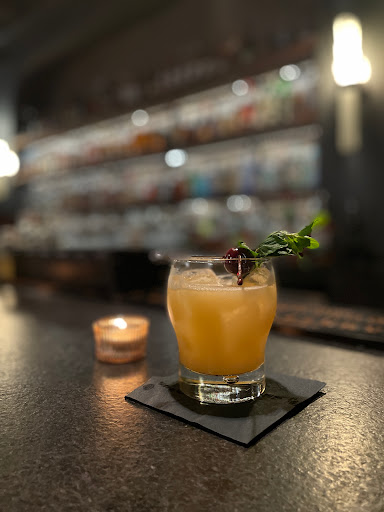 Henry J's - Visual