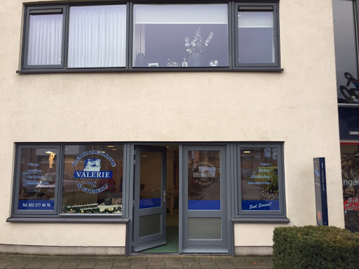 Valerie Kledingreparatie Stomerij Schoenmakerij Schoenreparatie Sleutelservice Naamplaatjes Scherpenzeel Renswoude - Thumbnail