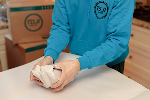 Tuji Moving - Visual