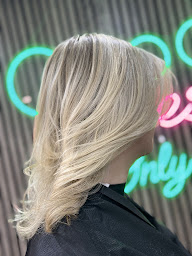 Photo n°15 de Les Blondes et les Brunes (Courbevoie) à Courbevoie (Salon de coiffure)