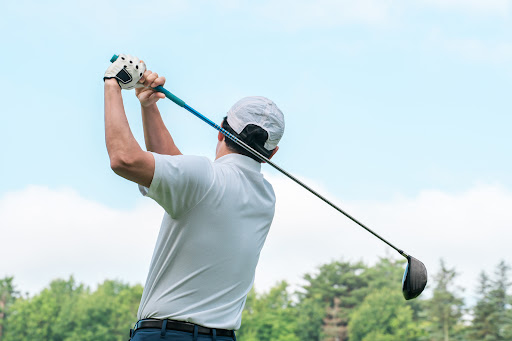 【夏本番！】暑さを避けて涼しく上達！大人のインドアゴルフレッスン⛳️✨

こんにちは！大阪市福島区、JR野田駅から徒歩5分の室内ゴルフ練習場「大阪ベイゴルフクラブ」です！😊

いよいよ7月、夏本番がやってきましたね！☀️
「ゴルフは上手くなりたいけれど、夏のゴルフ練習場は暑すぎて熱中症が心配…」
「日焼けが気になって練習に集中できない…」とお悩みではありませんか？😢

当ゴルフスクールは、冷暖房完備でいつでも22℃前後の快適な空間です！
日差しや汗を気にせず、いつでもベストコンディションで練習に打ち込めます。

さらに、最新シミュレーターがあなたのスイングをばっちり数値化！
プロのコーチが一人ひとりに合わせた丁寧なゴルフレッスンを行うので、効率よくスコアアップを目指せますよ。

「これからゴルフを始めたい」という初心者の方も大歓迎です！
この夏は涼しいインドアゴルフで、快適にこっそりレベルアップしちゃいませんか？
大好評の体験レッスンも随時受付中です！🏌️‍♂️

JR野田駅から徒歩5分🚶‍♂️
仕事帰りや買い物のついでに、天候に左右されない室内ゴルフで快適にレベルアップしませんか？
無料体験も随時受付中です！✨
下記の「詳細」からのご予約、お待ちしております！🏌️‍♂️

📍アクセス：〒553-0005
大阪府大阪市福島区野田２丁目１７−１ 西川産業第４ビル　2F
JR野田駅徒歩5分／地下鉄玉川駅3番出口徒歩5分