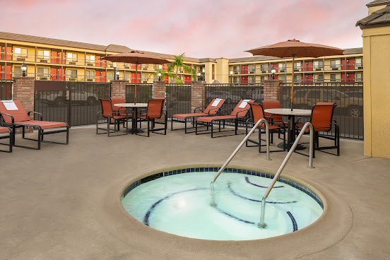 Best Western Plus Raffles Inn & Suites by null