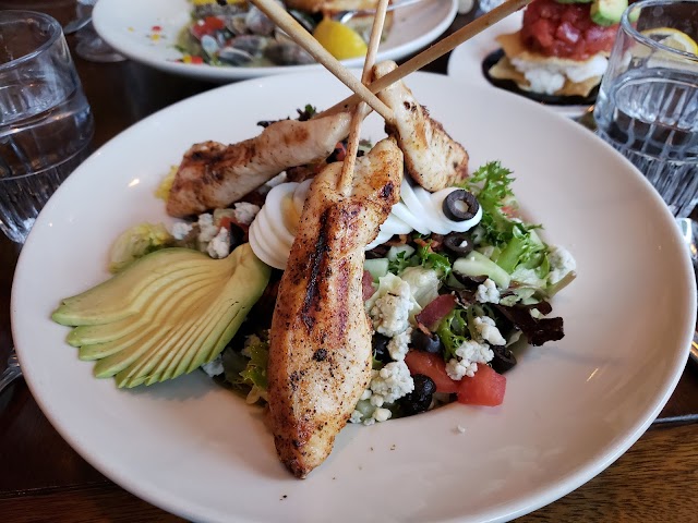 Gar Woods Grill & Pier