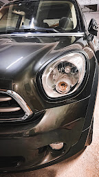 Photo n°1 de Carrosserie Plombières à Marseille (Service de réparation de pare-brise)