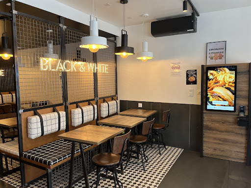 Photo 3 - Black & White Burger Pau