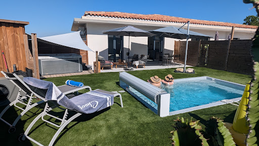 Photo de Gîtes Domaine de la Chapelle avec piscine chauffée et Jacuzzi privatifs / Côte d'Azur