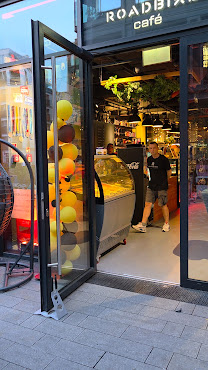 ROADBIKE CAFE - kawiarnia, showroom kolarski, serwis, odzież Maap Rapha Gobik by null