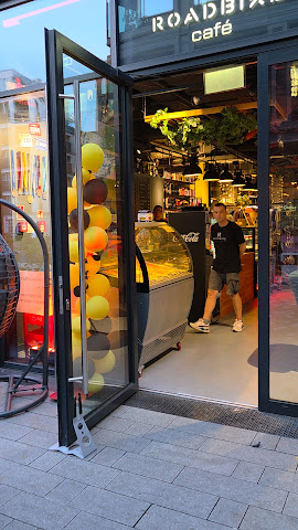 ROADBIKE CAFE - kawiarnia, showroom kolarski, serwis, odzież Maap Rapha Gobik by null