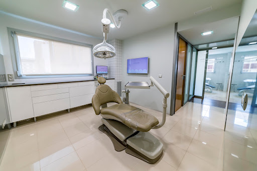 Clínica Cristina Querol, periodoncia e implantes - Thumbnail