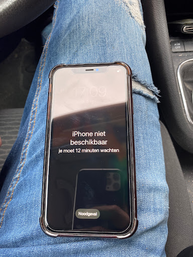 Pinfix Telefoon Smartphone Computer Laptop Reparatie iPhone - Samsung scherm reparatie Roosendaal En Breda op locatie. - Thumbnail