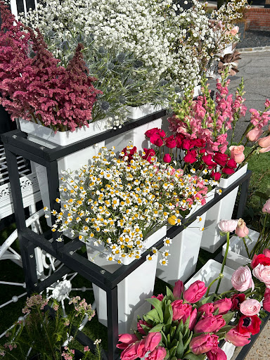 Bud & Vase House of Flowers - Thumbnail