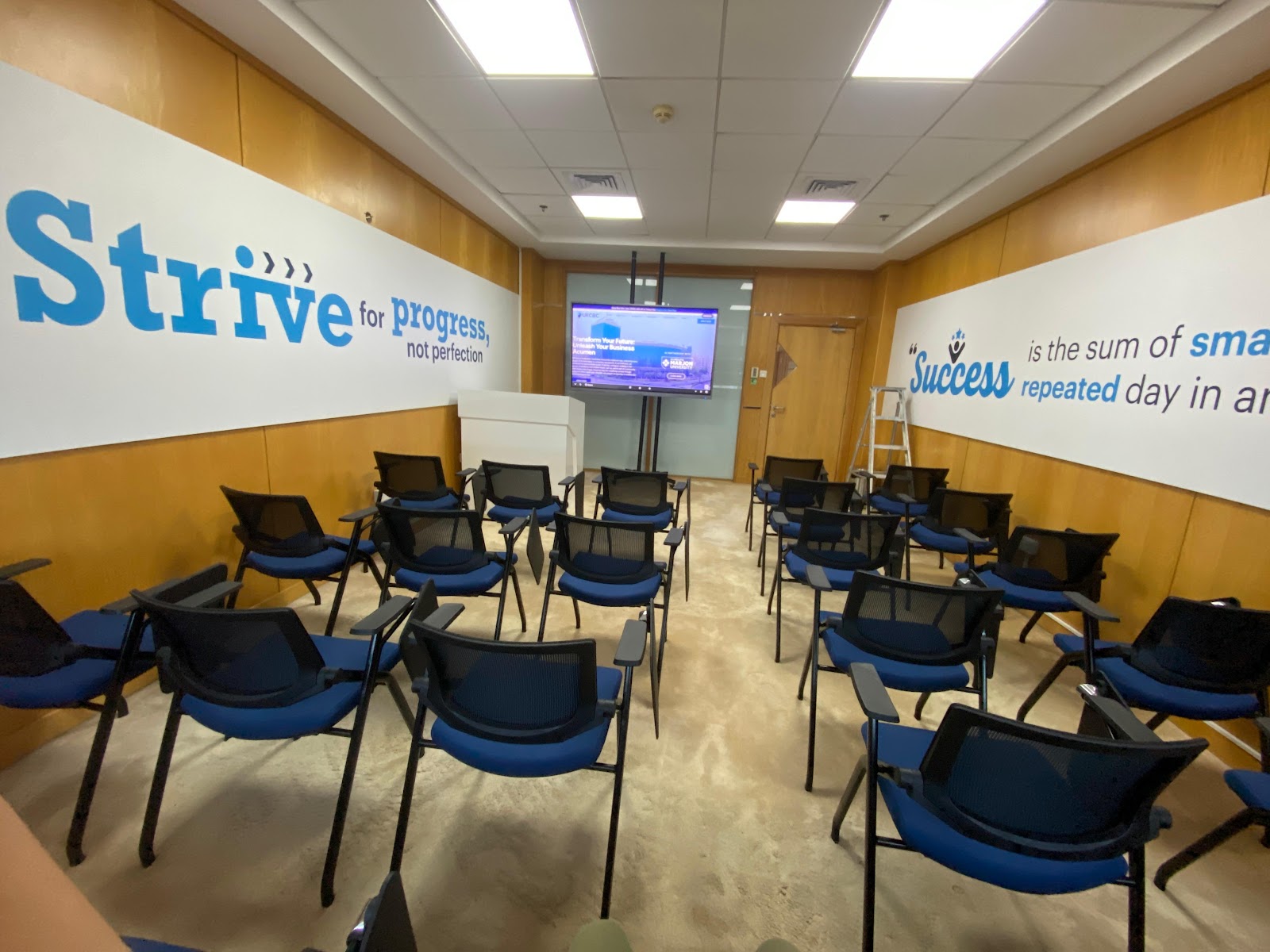 الكلية الدولية للقانون وإدارة الأعمال والتكنولوجيا - صورة 4