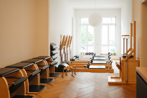 PRIVATE PILATES Logo