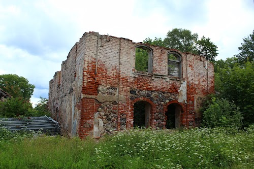 Vecmoku muižas drupas
