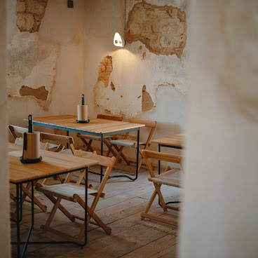 Junebug's BBQ by null