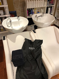 Photo n°12 de INSPIRATION COIFFURE à Puteaux (Salon de coiffure)