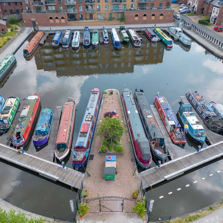 safari canal boat droylsden